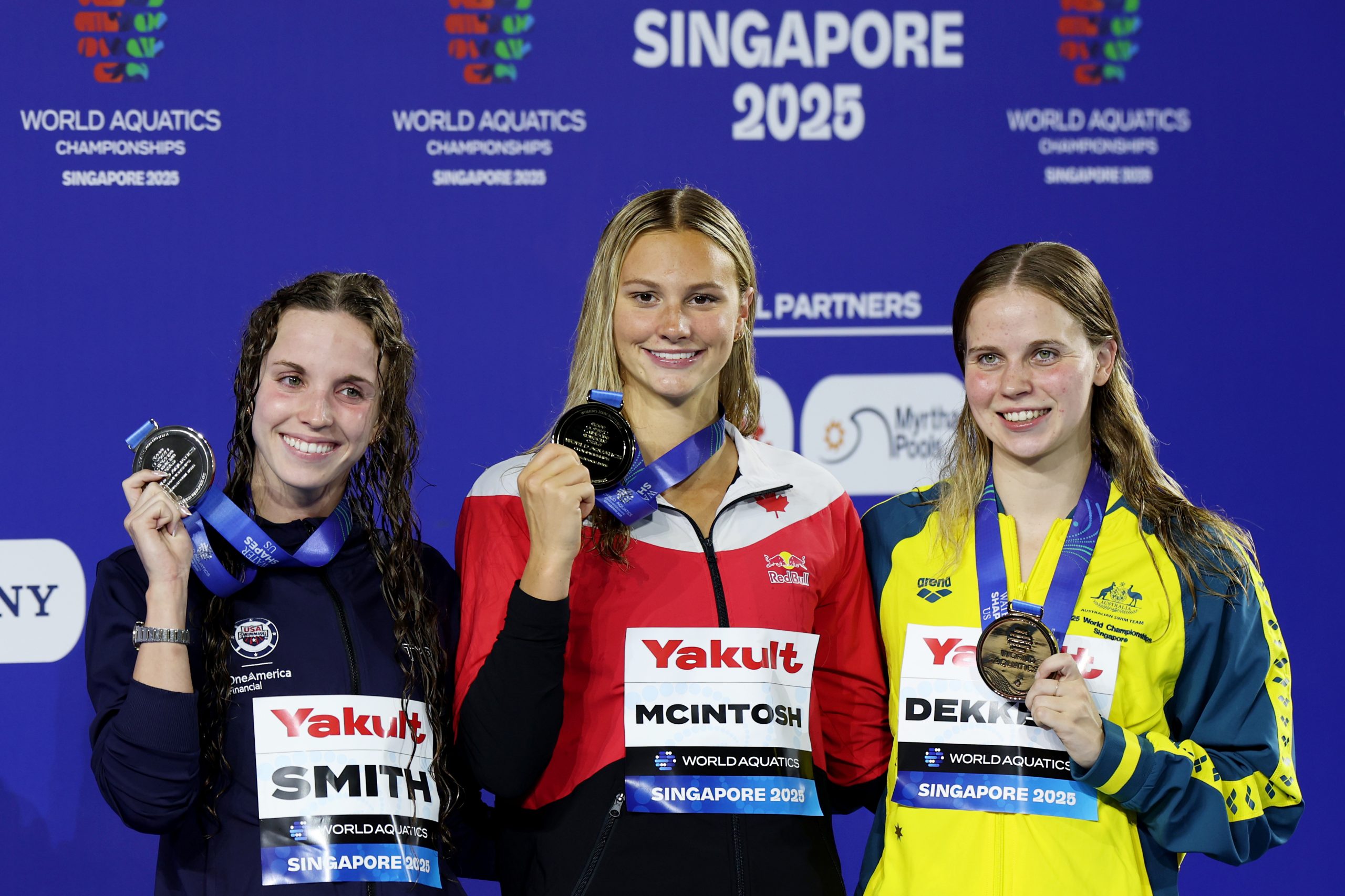 From left to right: Silver medallist Regan Smith, gold medallist Summer McIntosh and bronze medallist Elizabeth Dekker.