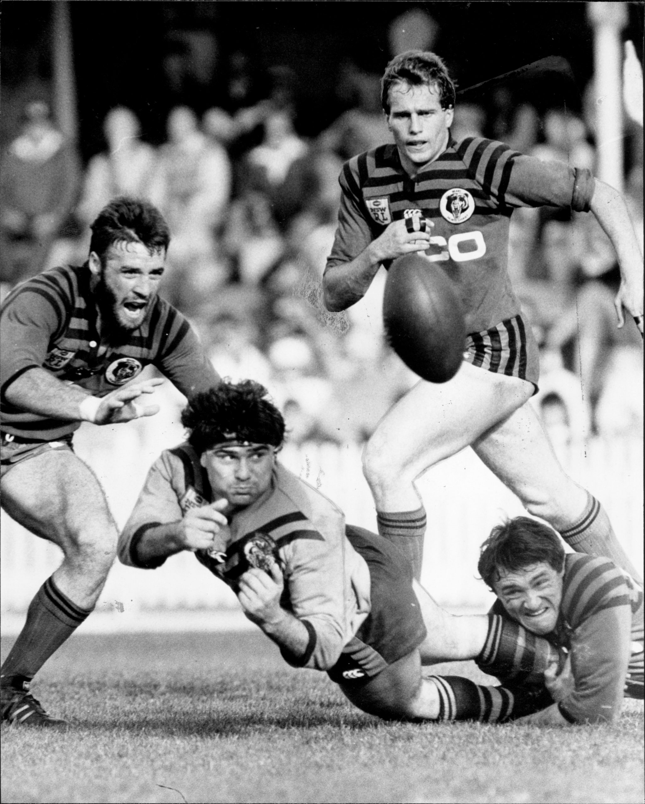 Benny Elias gets a pass away for Balmain in 1986.