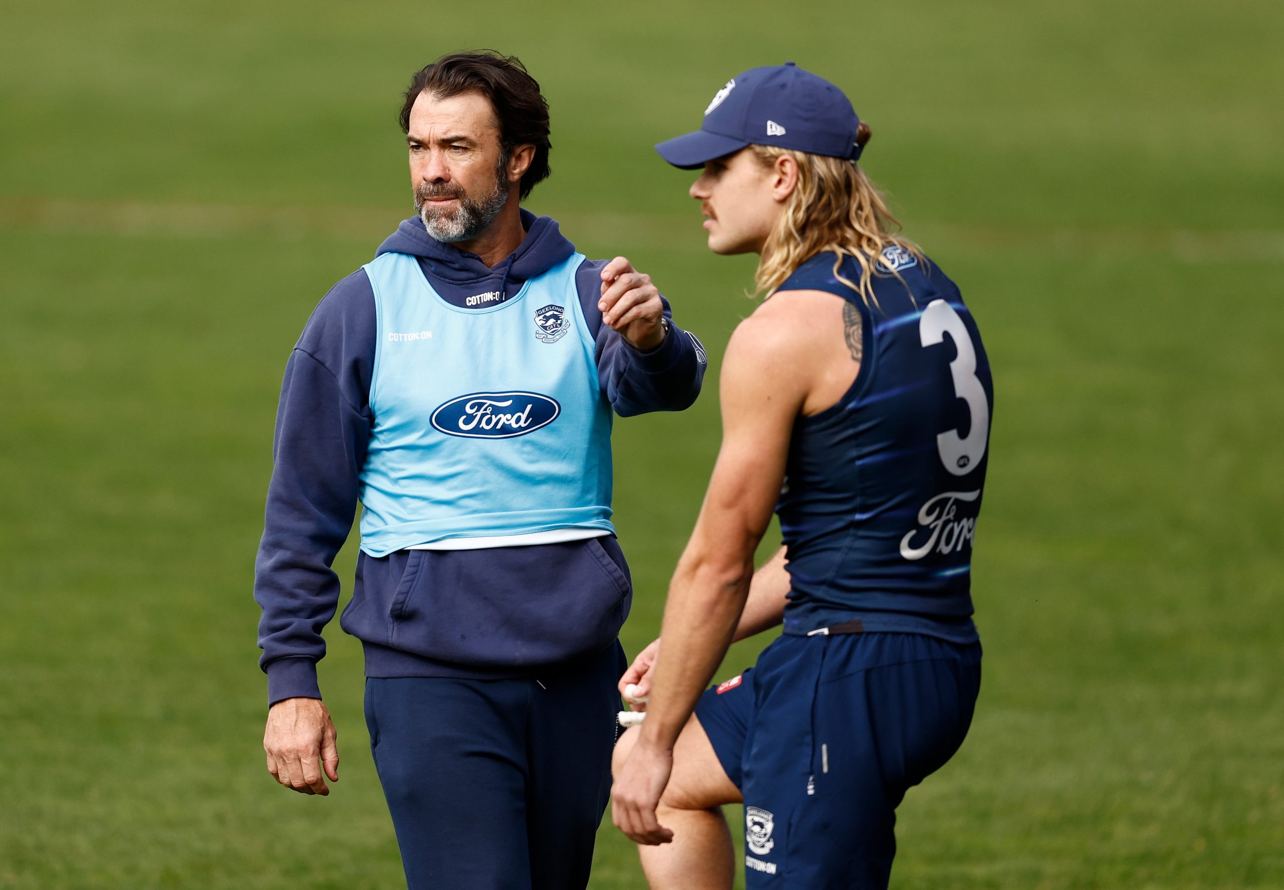 Chris Scott speaks with Bailey Smith at Geelong Cats training.