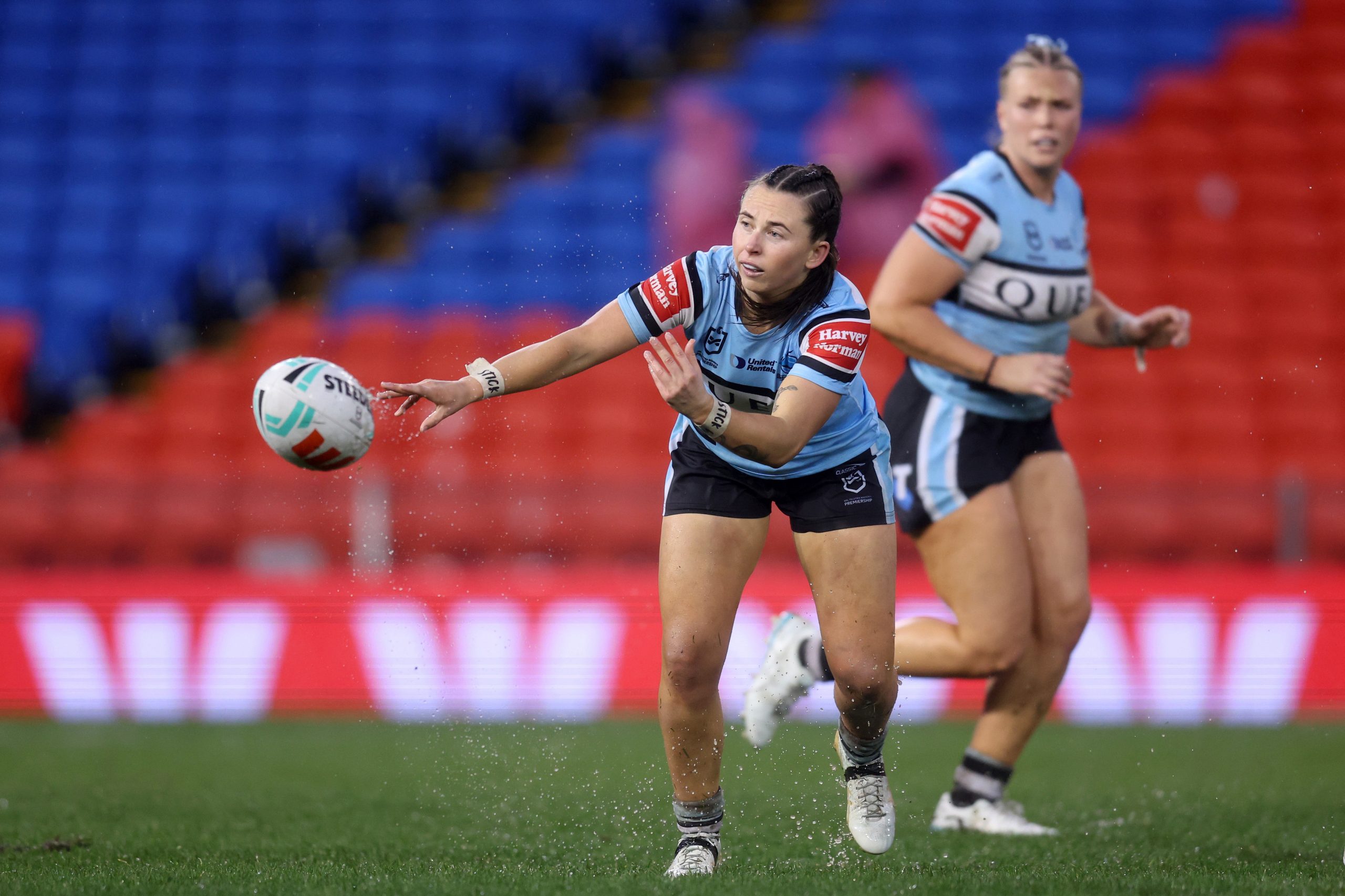 Quincy Dodd throws a pass in Cronulla colours.
