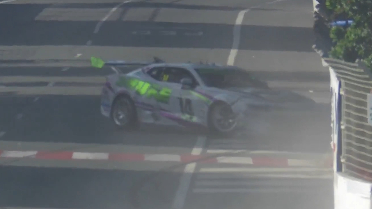 Gold Coast kerbs send cars flying in chaotic practice