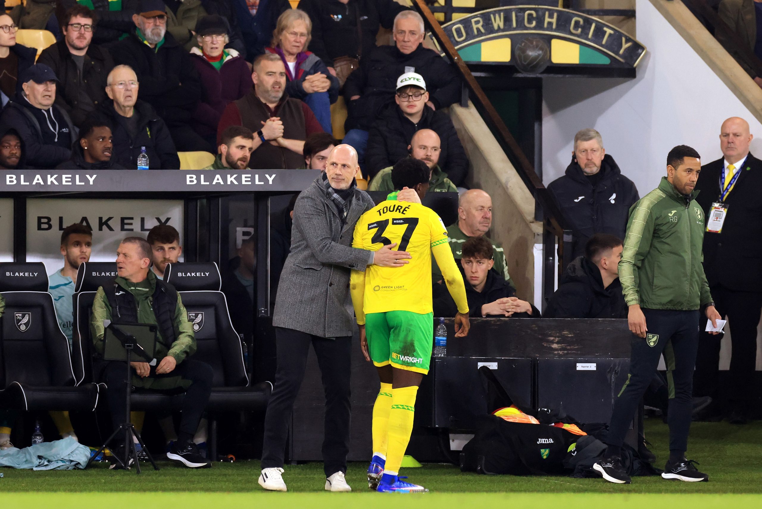 NORWICH, ENGLAND - FEBRUARY 25: Mohamed Toure of Norwich City is embraced by Philippe Clement, Manager of Norwich City as he leaves the field injured during the Sky Bet Championship match between Norwich City and Sheffield Wednesday at Carrow Road on February 25, 2026 in Norwich, England. (Photo by Stephen Pond/Getty Images)