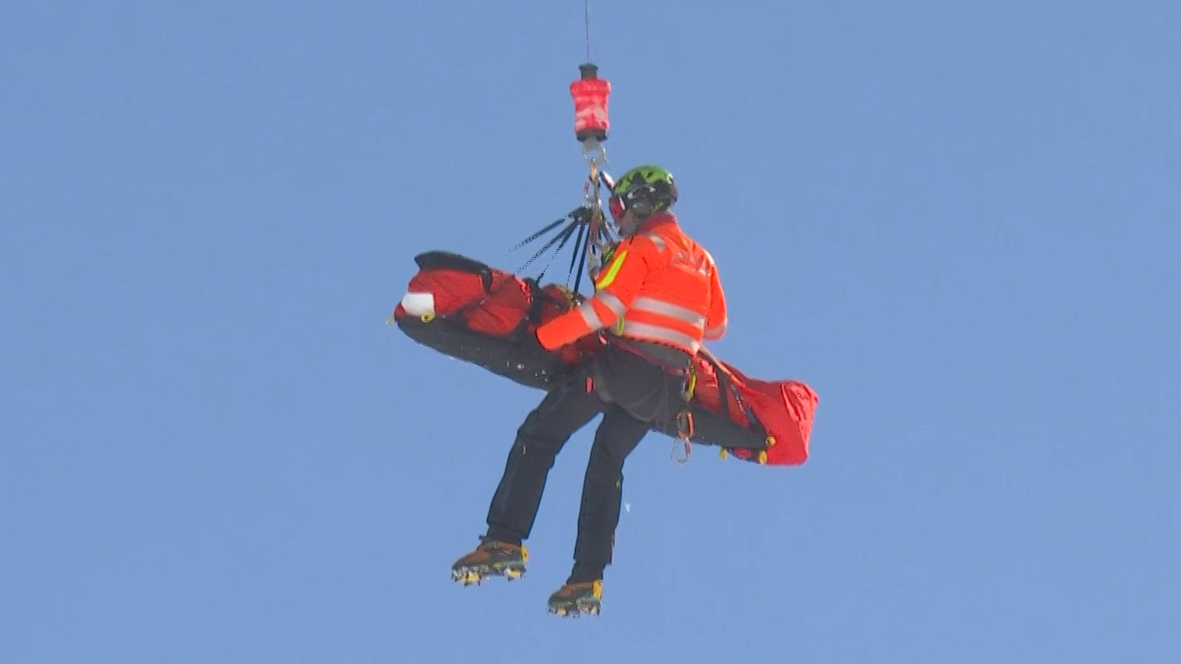 Vonn airlifted away by helicopter after sickening crash