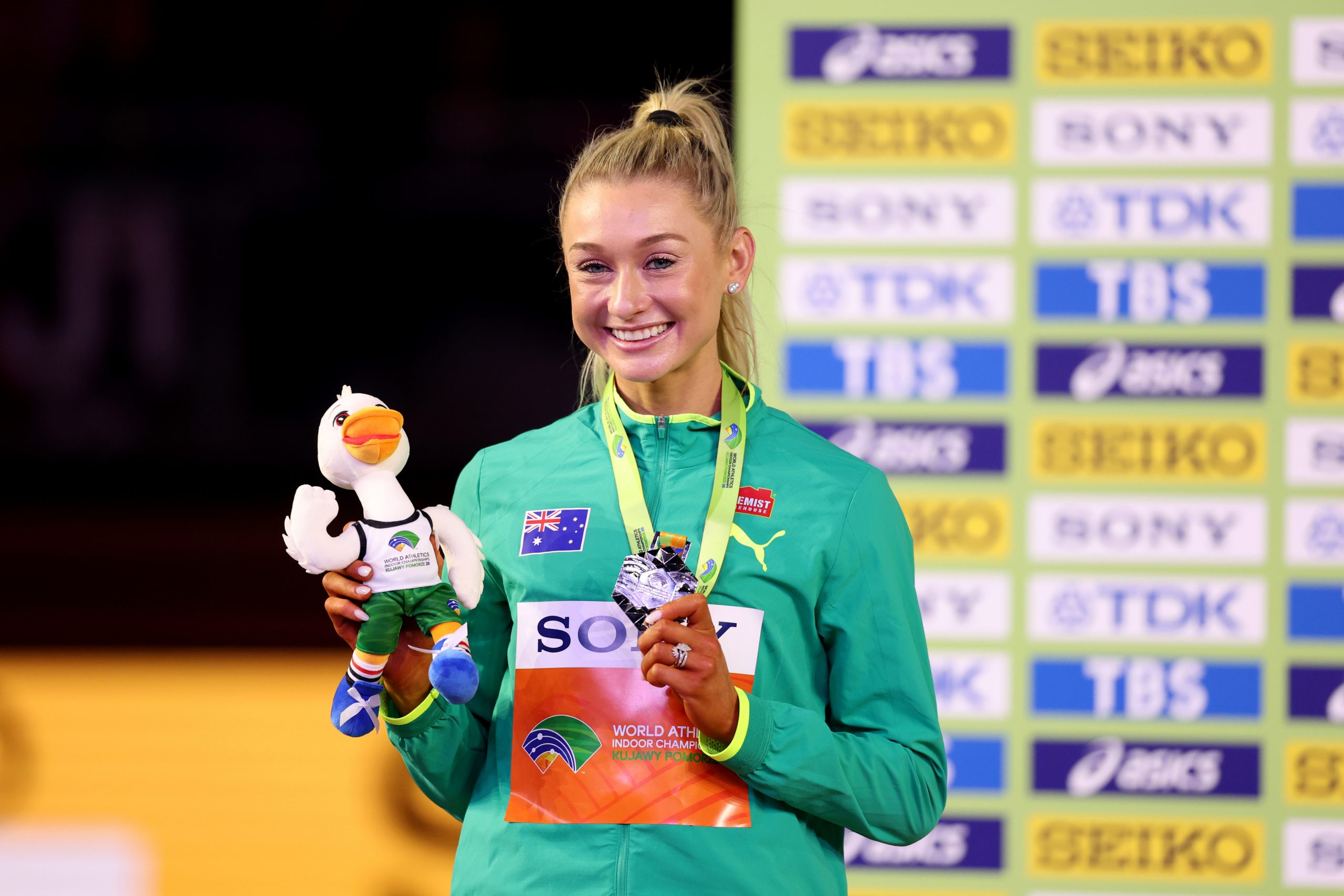 TORUN, POLAND - MARCH 22: Silver medallist, Jessica Hull of Team Australia, poses for a photo during the medal ceremony for the Women's 1500m Final during day three of the World Athletics Indoor Championships Kujawy Pomorze 2026 at Kujawsko-Pomorska Arena on March 22, 2026 in Torun, Poland. (Photo by Dan Mullan/Getty Images)