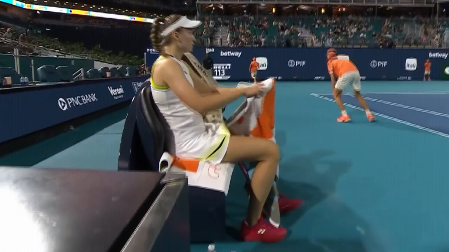 Rybakina dominates first set